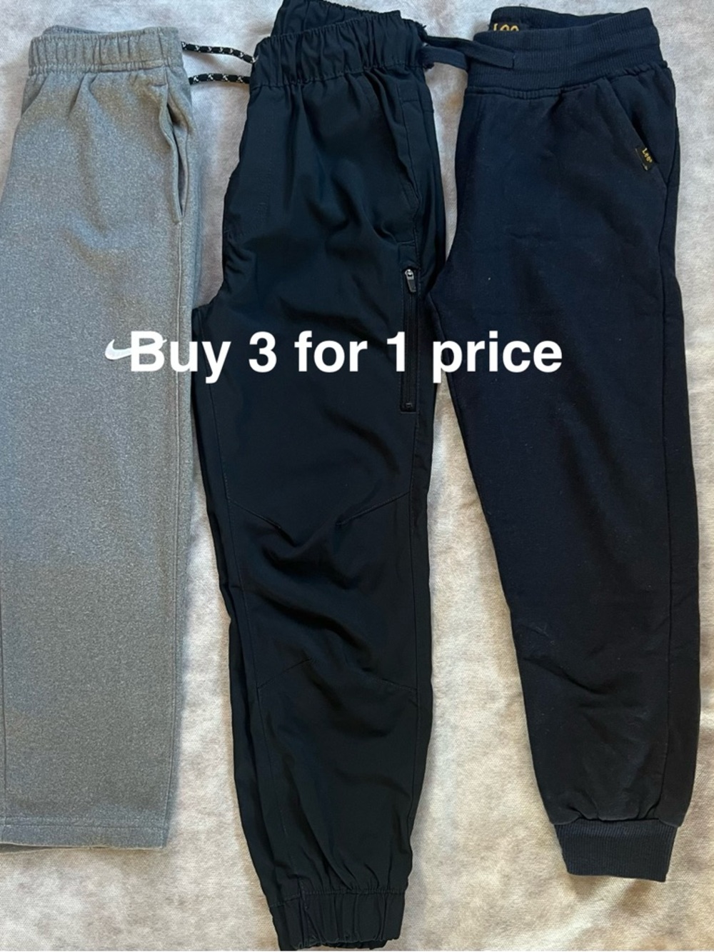 Nike Kids 3-Pack Joggers in Black and Gray. Lee size S & Nike size 7L